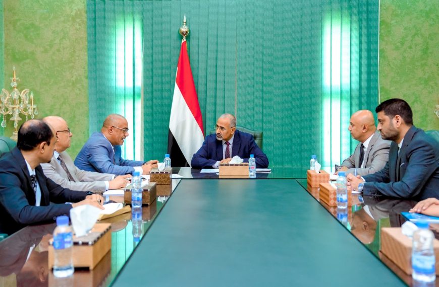 اللواء الزُبيدي يشدد على أهمية النهوض بقطاع الاتصالات وفق رؤية استراتيجية حديثة