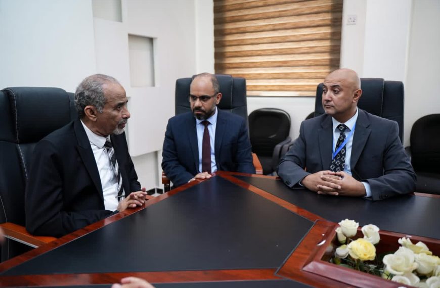 الصبيحي يتفقد وزارة الاتصالات بعدن ويشدد: تحسين الإنترنت والشبكات في المحافظات المحررة أولوية قصوى